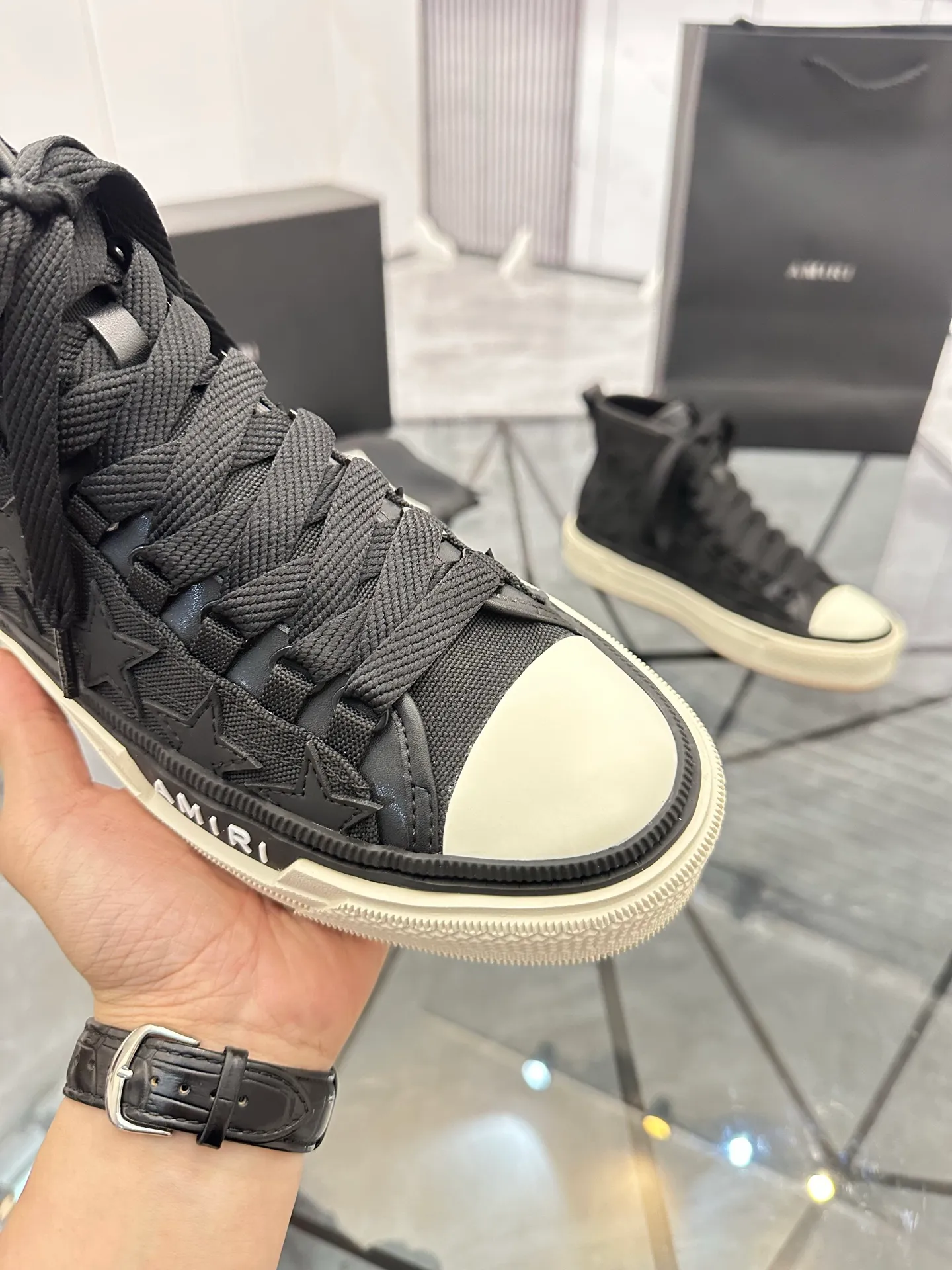 Men's shoes: 💰P640¥ Guangzhou top quality Product trademark: AMIRI* "Amir*" high-top casual shoes Regular size: 39-44 (can be customized to 45) Product materials: upper imported first-layer cowhide stitching original material, sheepskin lining, original outsole. Number: 525